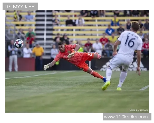 哥伦布机员与休斯顿迪纳摩的激烈对抗赛精彩回顾与分析